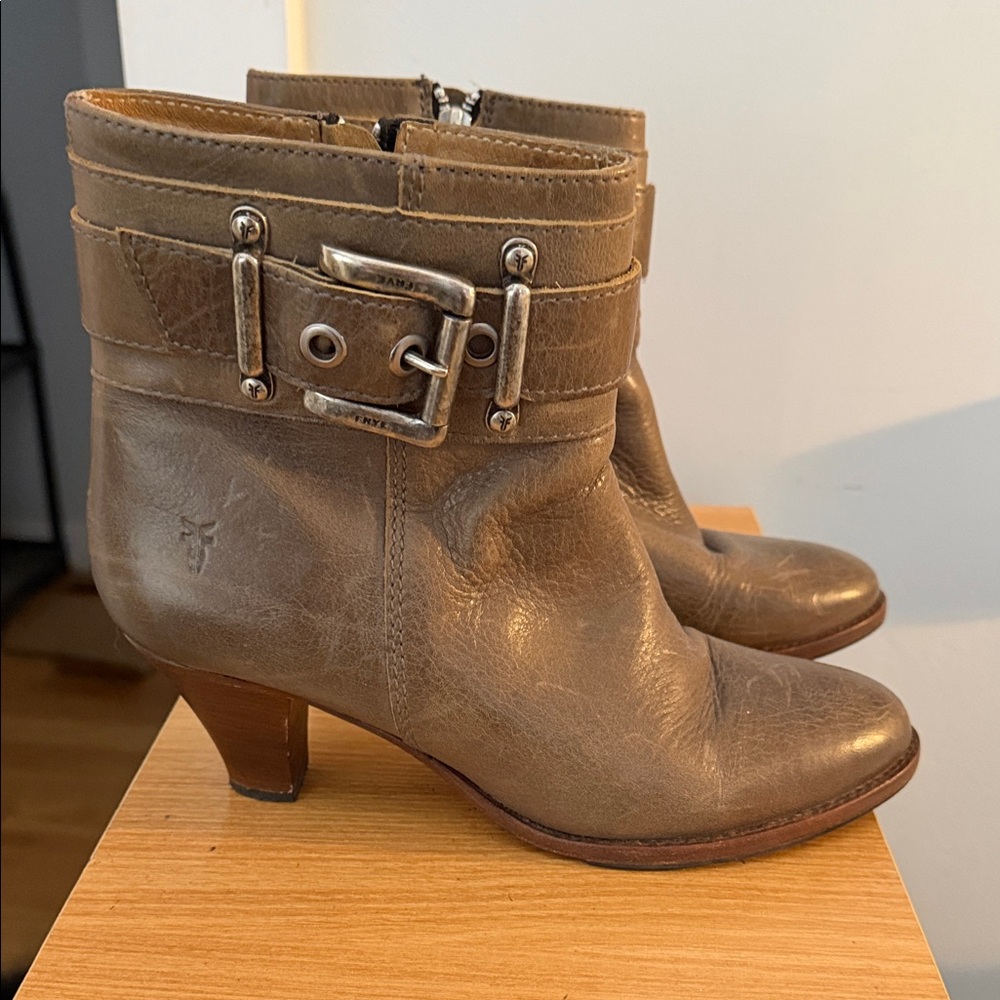 Frye Tina Shootie leather chunky buckle ankle boot Sz 9.5 worn once